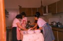 Tommasina Saltarelli, Vincenza Maccio, Maria Grazia Pompeo e Marianna Fusco in cucina